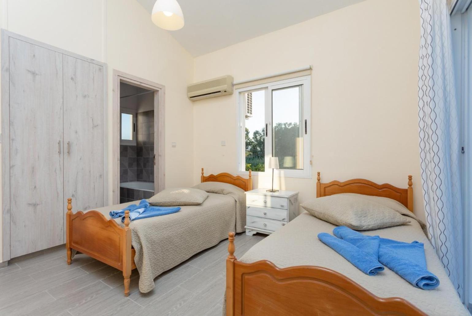 Sun Beach Villa Tria Polis Bagian luar foto